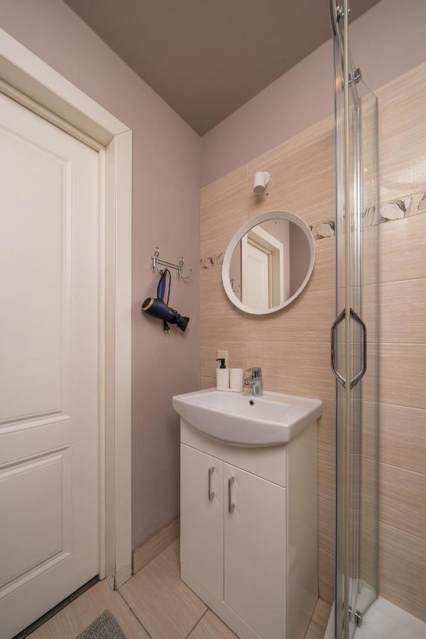 Stylish Latvian Classic 1-Bedroom Apartment Near City Center, Parks & Public Transport Links Ryga Zewnętrze zdjęcie
